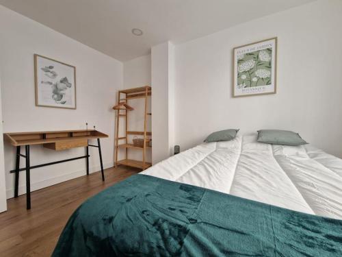 une chambre avec un grand lit et un bureau dans l'établissement Élégance moderne 15e - Confort près Tour Eiffel, à Paris