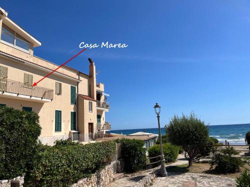 a building on the beach with the words case more at Casa Marea Sperlongaresort apartment in Sperlonga