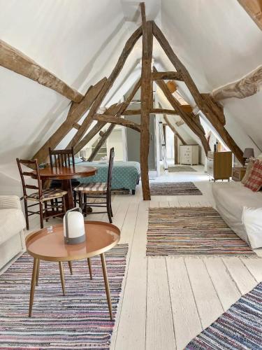 un salon avec une table et un canapé dans l'établissement La Longère Bleue Maison 6 couchages, à Longueil