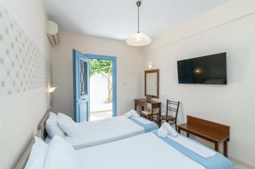 Postel nebo postele na pokoji v ubytování Agapi Hotel Tinos