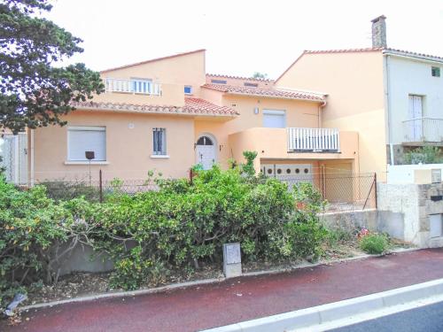 une maison au bord d'une rue dans l'établissement Apartment Pine's Mansion-2 by Interhome, au Barcarès