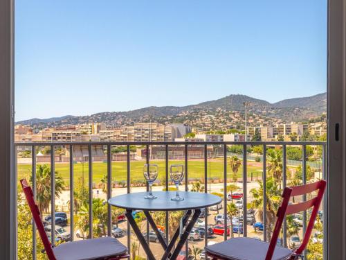 d'un balcon avec une table et des chaises offrant une vue sur la ville. dans l'établissement Studio Les Horizons-8 by Interhome, au Lavandou