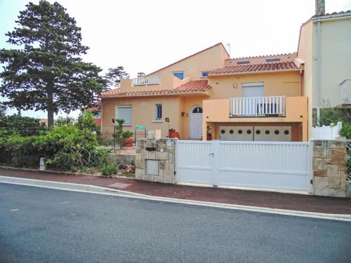 une maison avec une clôture blanche à côté d'une rue dans l'établissement Apartment Pine's Mansion-1 by Interhome, au Barcarès