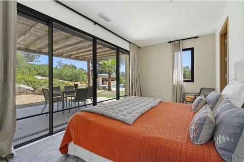 une chambre avec un grand lit et un balcon dans l'établissement Villa Trémolière, à Saint-Tropez