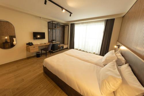 TV a/nebo společenská místnost v ubytování East Sliema Suites