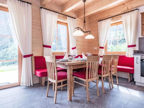 Kuchyň nebo kuchyňský kout v ubytování Chalet Glockner-2 by Interhome