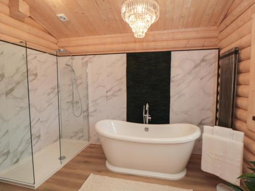 Ένα μπάνιο στο Coldmoor Lodge 6
