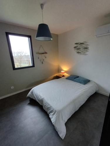 une chambre avec un lit blanc et une fenêtre dans l'établissement Tipia Legarrea, à Mouguerre