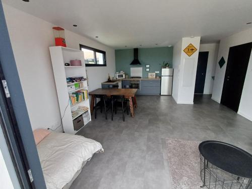 Il comprend un salon avec un lit et une cuisine avec une table. dans l'établissement Tipia Legarrea, à Mouguerre