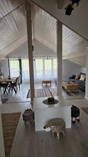 a living room with a couch and a table at Bran Place La Odaie in Şimon