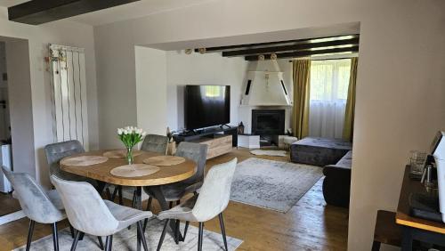 a living room with a dining room table and chairs at Bran Place La Odaie in Şimon