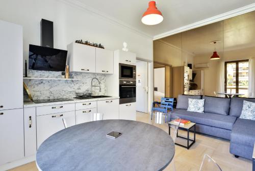 une cuisine et un salon avec une table et un canapé dans l'établissement Le Felix Faure - 4pers, wifi, AC, à Nice