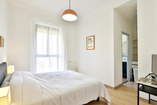 une chambre blanche avec un lit et une fenêtre dans l'établissement Le Felix Faure - 4pers, wifi, AC, à Nice