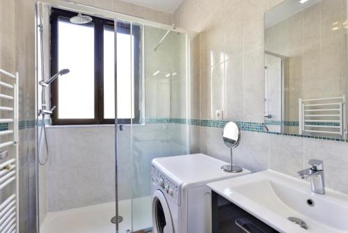 une salle de bain avec un lavabo et une machine à laver dans l'établissement Le Felix Faure - 4pers, wifi, AC, à Nice