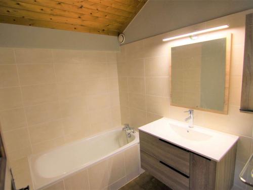 une salle de bain avec un lavabo, une baignoire et un miroir dans l'établissement Spacieux studio en duplex aux Saisies, 8 pers, plein sud, ski arrivéé et départ aux pieds - FR-1-594-39, à Hauteluce