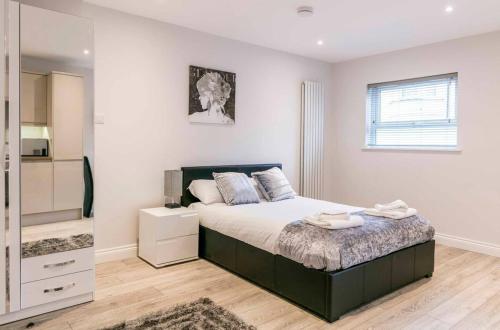 En eller flere senge i et værelse på Modern Studio & Prime City Location - CB1 Just off Mill Rd - Walk to Station and City Centre