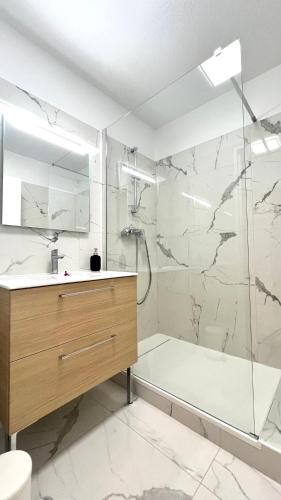 une salle de bain avec une douche, une baignoire et un lavabo dans l'établissement La Perle Ariane-Vue Panoramique Wifi Parking Lac Top ProsConciergerie, à Lattes