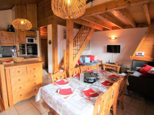 une salle à manger avec une table avec de la vaisselle rouge dessus dans l'établissement Demi-Chalet 4 Pièces, 8 Pers. aux Saisies - FR-1-594-304, à Hauteluce