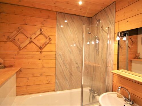 une salle de bain avec une douche, une baignoire et un lavabo dans l'établissement Demi-Chalet 4 Pièces, 8 Pers. aux Saisies - FR-1-594-304, à Hauteluce
