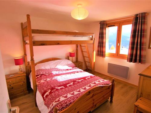 une chambre avec un lit superposé et une fenêtre dans l'établissement Demi-Chalet 4 Pièces, 8 Pers. aux Saisies - FR-1-594-304, à Hauteluce