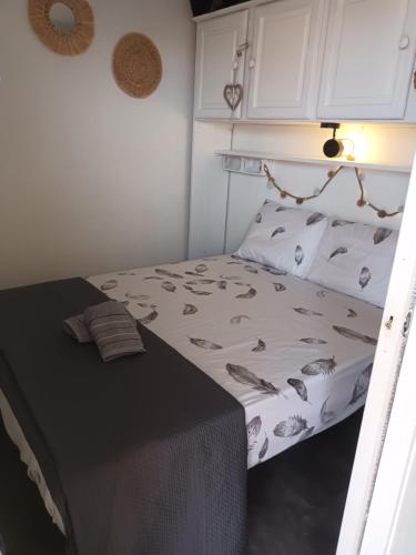 Cette petite chambre comprend un lit et une armoire blanche. dans l'établissement Petit appartement Le Victoria's Beach Barcarès - Parking privé - Direct plage - 5 minutes à pied du Lydia - 3 Personnes - Pas de linge de maison - Pas de Wifi - Pas de climatisation -, au Barcarès