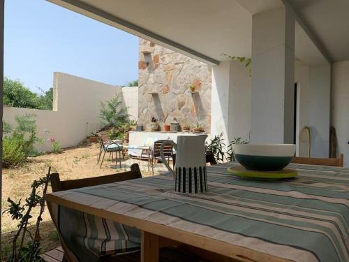 une table en bois avec un bol dessus dans l'établissement La Maison rose - Rez de jardin villa 600m plage, 2 chambres 6 personnes, au Lavandou