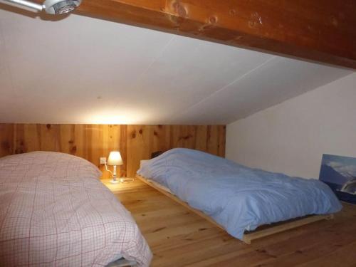 Photo de la galerie de l'établissement chalet bleu 6 personnes avec piscine partagée à 6 chalets à chalets d'arbres, à Darbres