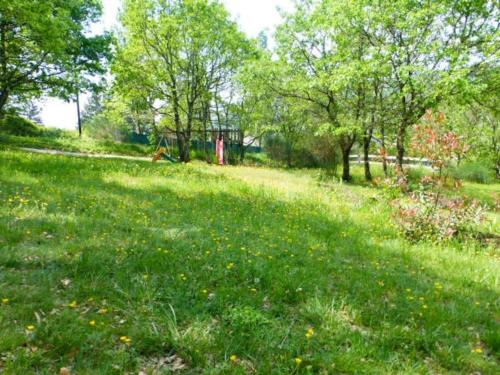 Photo de la galerie de l'établissement chalet bleu 6 personnes avec piscine partagée à 6 chalets à chalets d'arbres, à Darbres