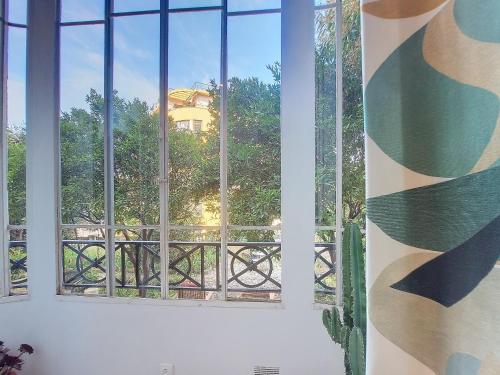 - une fenêtre dans une chambre avec vue sur un pont dans l'établissement Nestor&Jeeves - BEL AIR - City Center - Modern, à Nice