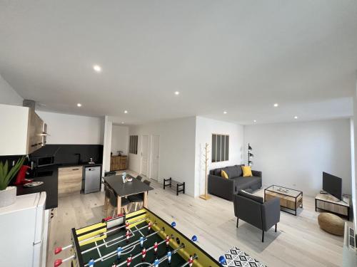 - un salon avec un billard au milieu dans l'établissement Le JP, à Calais