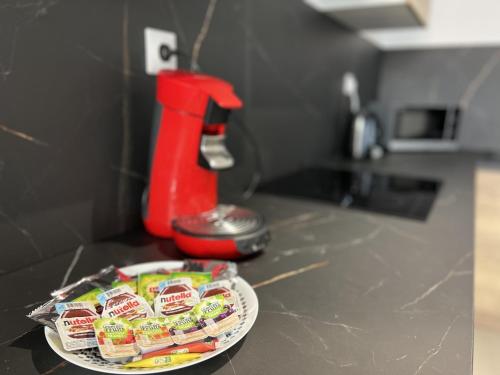 une assiette de nourriture sur un comptoir dans une cuisine dans l'établissement Le JP, à Calais