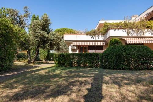 a house with a hedge in front of a building at Residence Poggio Golf Chianti Firenze in Impruneta