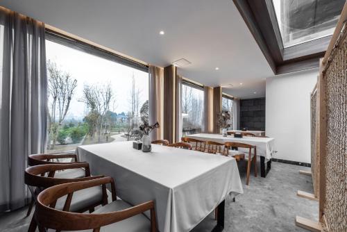 Gallery image of Live In Seclusion青城山-隐逸田居悦水别院 in Shiyangchang