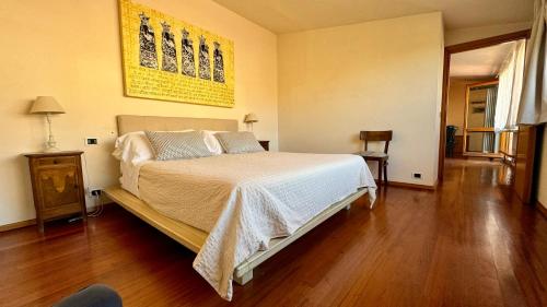 une chambre avec un grand lit et un parquet dans l'établissement La Mansarda, à Assise