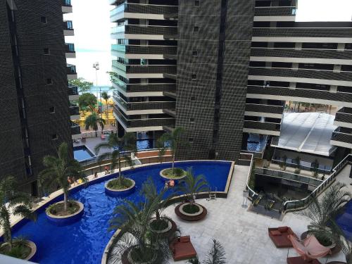 an overhead view of a pool with palm trees and buildings at Landscape Beira Mar - Lindo, Luxo, Frente mar in Fortaleza