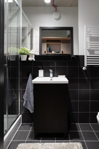 a bathroom with a sink and a mirror at Chillout Dorm Warszawa by BookingHost in Warsaw