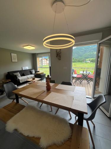 un salon avec une table et un canapé dans l'établissement Appartement au Golf Barcelonnette, à Barcelonnette