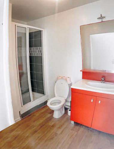 une salle de bain avec toilettes et lavabo dans l'établissement Studio à 10 mins de Paris, à Rosny-sous-Bois