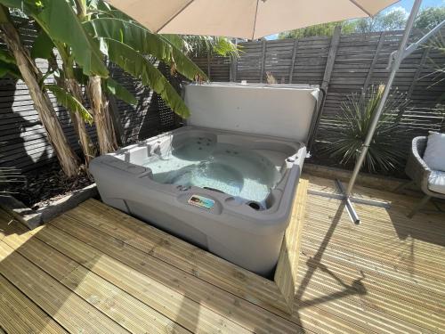 Φωτογραφία από το άλμπουμ του River guest house with jacuzzi fire and boat hire στο Staines
