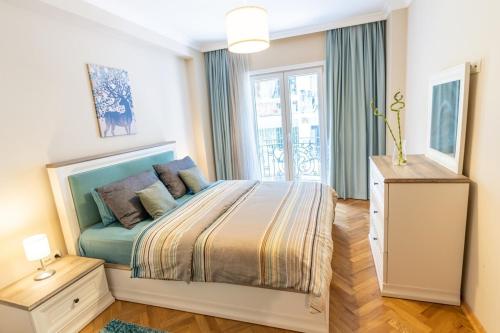 Postel nebo postele na pokoji v ubytování Cukurcuma 2br Apt Stylish Interior