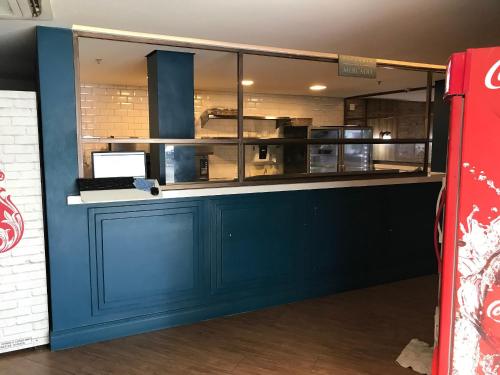 a blue counter in a room with a kitchen at Landscape Beira Mar - Lindo, Luxo, Frente mar in Fortaleza