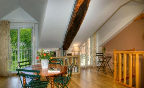 une salle à manger avec une table et des chaises en bois dans l'établissement Chambres d’hôtes les Cardabelles, à Saint-Jean-du-Bruel