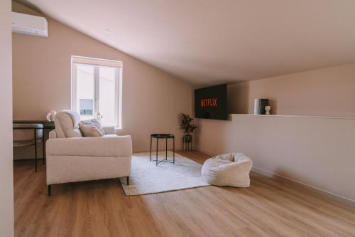 un salon avec un canapé et une chaise dans l'établissement Quiétude-Loft neuf-Clim & Parking, à Roquefort-la-Bédoule