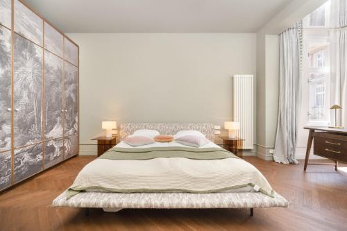 une chambre avec un grand lit et un bureau dans l'établissement Stylowy Apartament przy Rynku Głównym we Wrocławiu by Rent like home, à Wrocław