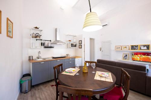 Borgo Santa Croce Apartment by Mamo Florence