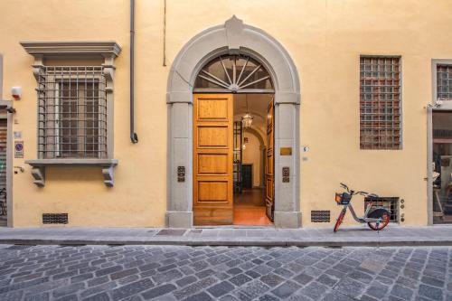 Borgo Santa Croce Apartment by Mamo Florence