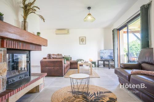 Μια τηλεόραση ή/και κέντρο ψυχαγωγίας στο Green Oasis 5-Room Apartment with Large Garden