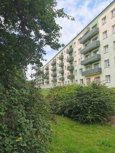 un grande condominio con cespugli di fronte di Elegant a Ventspils