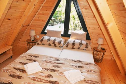 Ένα ή περισσότερα κρεβάτια σε δωμάτιο στο Woodland paradise Charming wooden houses in stone