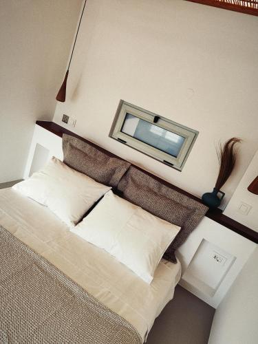a bedroom with a bed with a window above it at Casa Bianca in Lipsoi